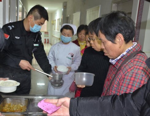 腊八粥里品年味,香气扑鼻暖人心