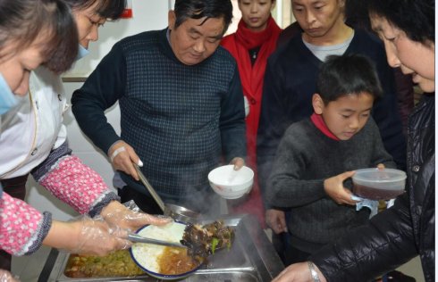 腊八粥里品年味,香气扑鼻暖人心